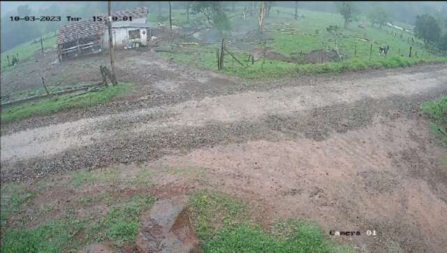 VÍDEO: em Santa Catarina, proprietário decide construir estrada até bordel, após prefeitura se recusar a fazer a obra