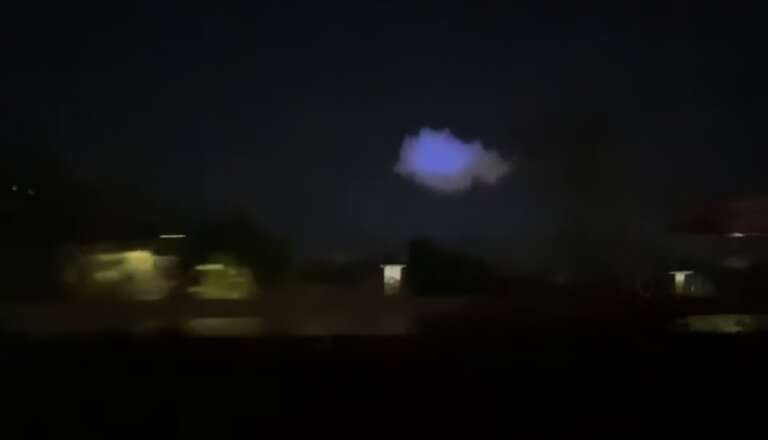 VÍDEO: moradores de Quincy, nos EUA, ficam intrigados com nuvem azul que apareceu na madrugada desta segunda (13/5)