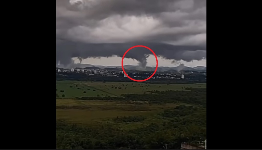 Vídeo mostra tornado se formando no interior de São Paulo Brasil