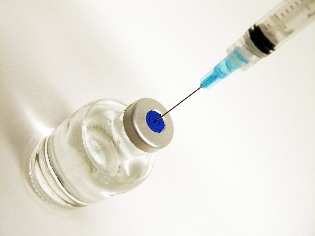 Reação grave à vacina da AstraZeneca na Noruega tem explicação, diz médico