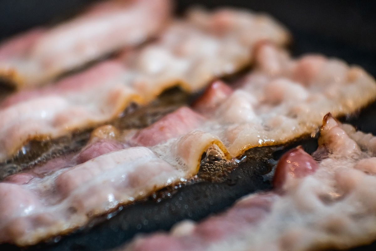 Comer bacon todo dia pode aumentar risco de demência, diz estudo