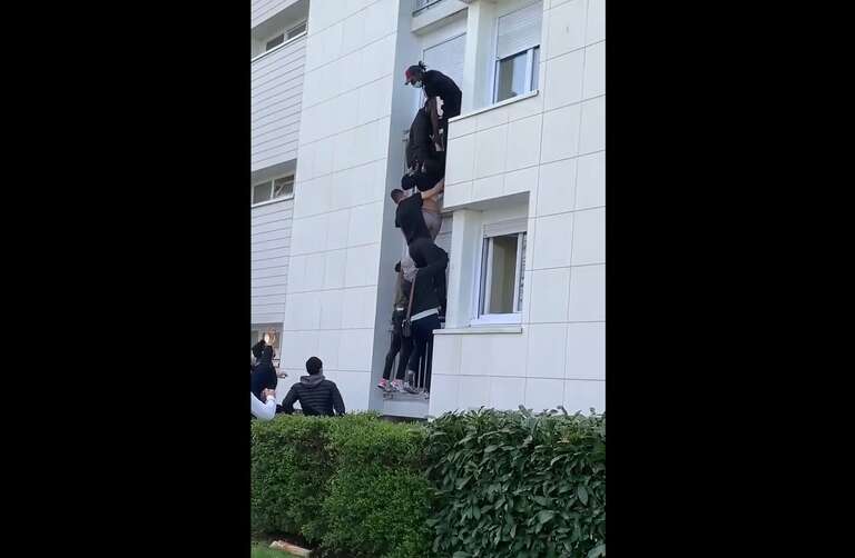 Heróis franceses: jovens escalam prédio para resgatar família de incêndio