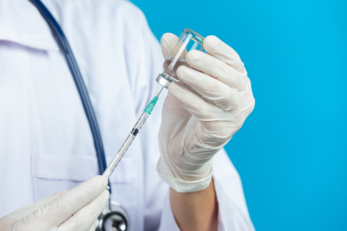 Dose única da vacina da Pfizer só protege quem já teve covid-19, diz estudo