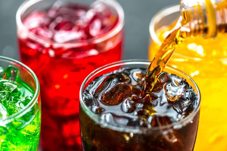Estudo associa bebidas com açúcar a maior risco de câncer de intestino em mulheres