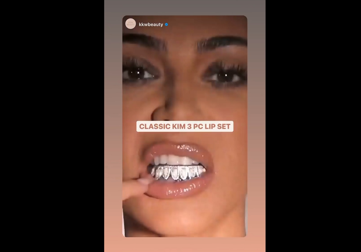 Ao exibir novo batom da KKW Beauty, Kim Kardashian usa diamantes e opalas nos dentes