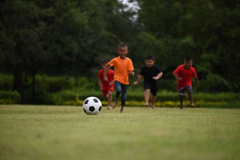 Futebol e natação podem favorecer a educação de crianças pobres, diz estudo