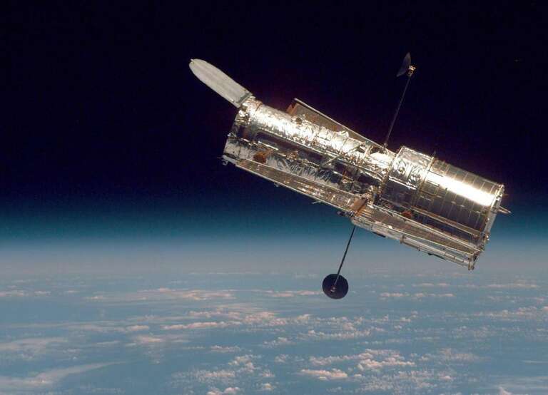 Hubble detecta a origem de 5 sinais misteriosos de rádio
