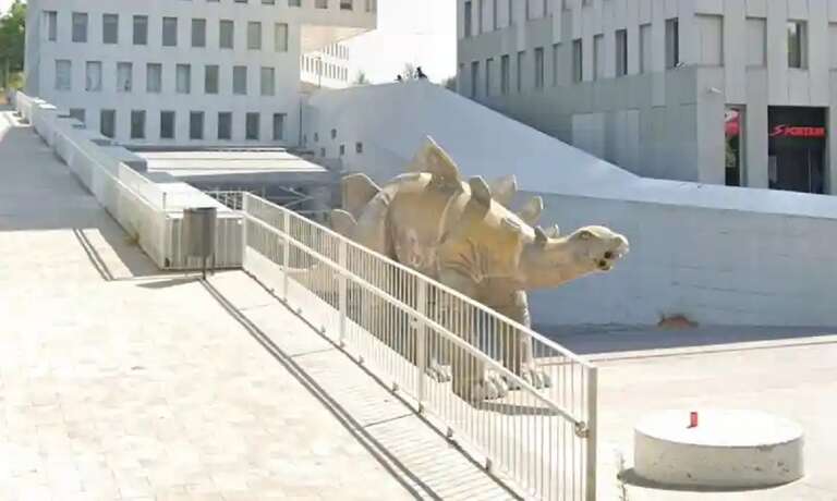 Homem fica preso e morre dentro de estátua de dinossauro