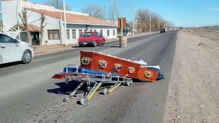 Foto de caixão aberto no meio de rodovia na Argentina agita a internet