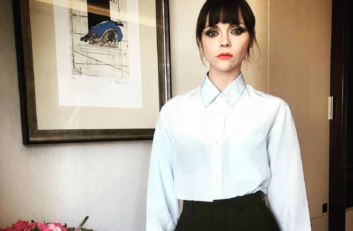 Atriz Cristina Ricci anuncia gravidez no Instagram