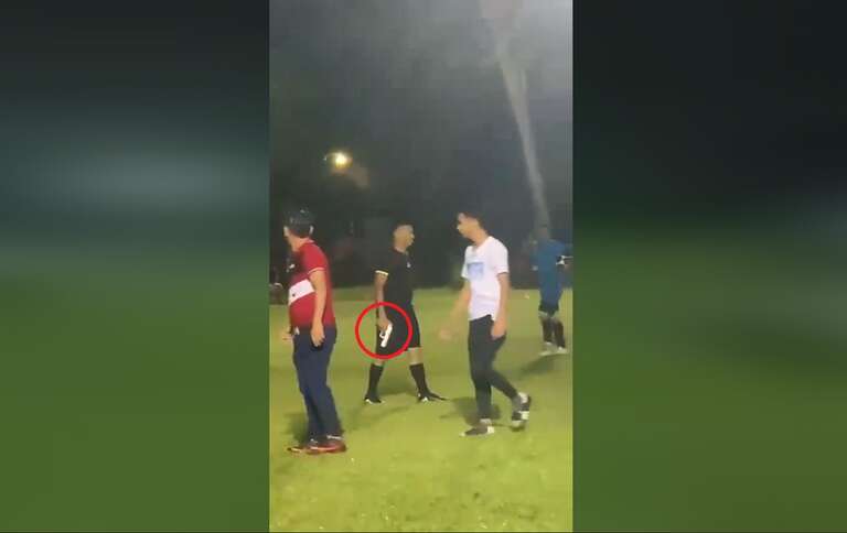 VÍDEO: árbitro usa pistola para intimidar jogadores e torcedores em Honduras