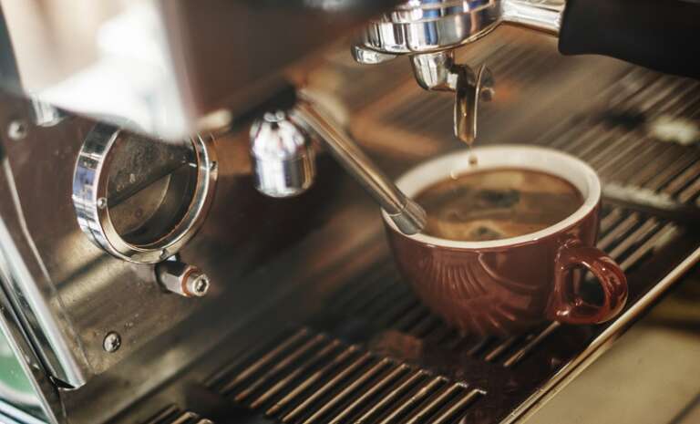 Beber até 3 xícaras de café por dia pode ajudar o coração