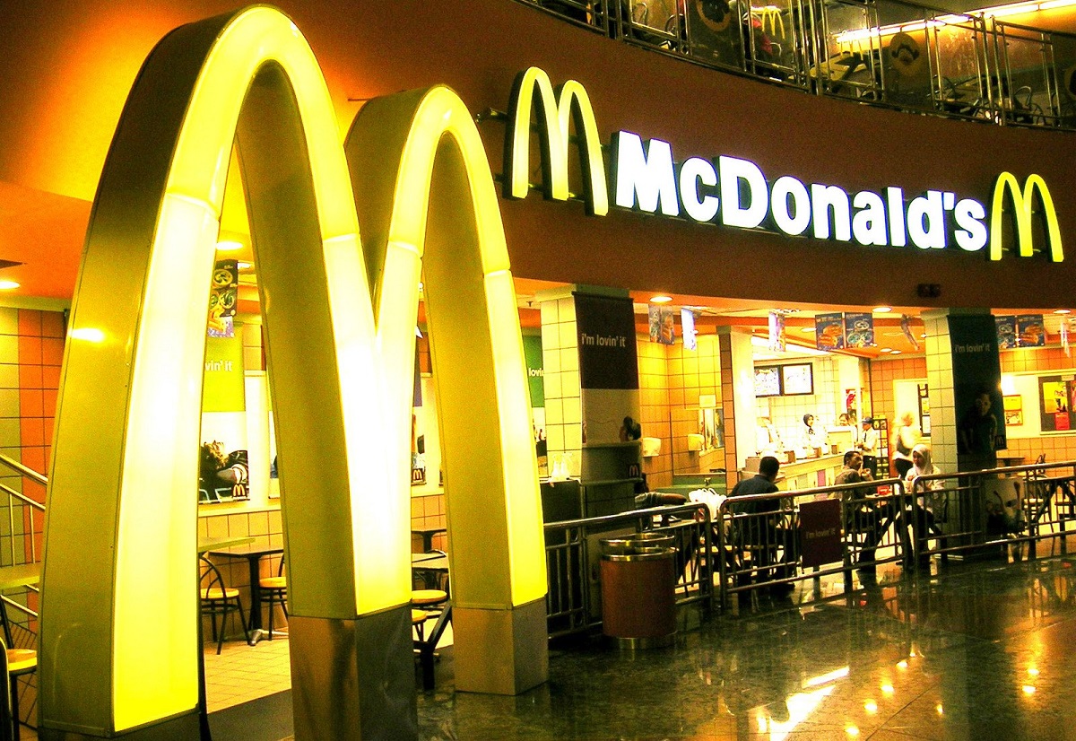 Franquia do McDonald’s nos EUA contrata crianças de 14 e 15 anos