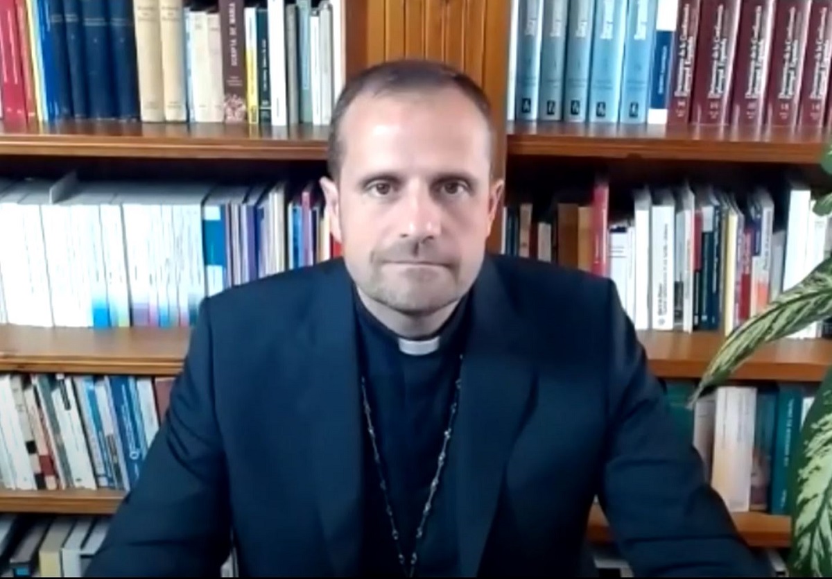 Bispo espanhol exorcista renuncia após vazarem seu relacionamento com escritora satanista