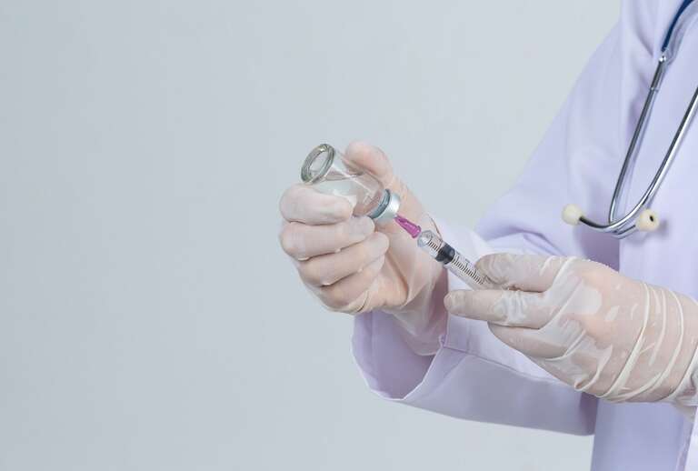 Reino Unido inicia teste de vacina "à prova" de variantes do coronavírus
