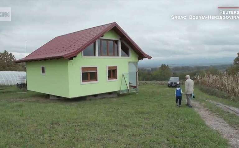 Homem constrói casa giratória para satisfazer a esposa