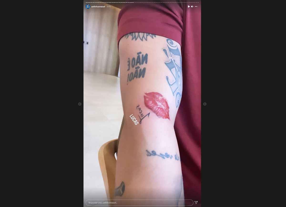 Carlinhos Maia faz tatuagem em homenagem ao marido Lucas Guimarães