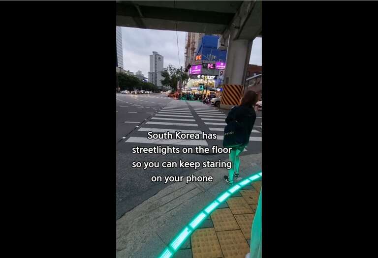 Coreia do Sul tem "semáforo" no chão para viciados em celular