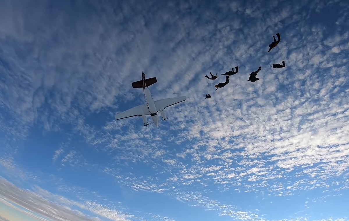 VÍDEO: avião perde controle e quase acerta paraquedistas na África do Sul
