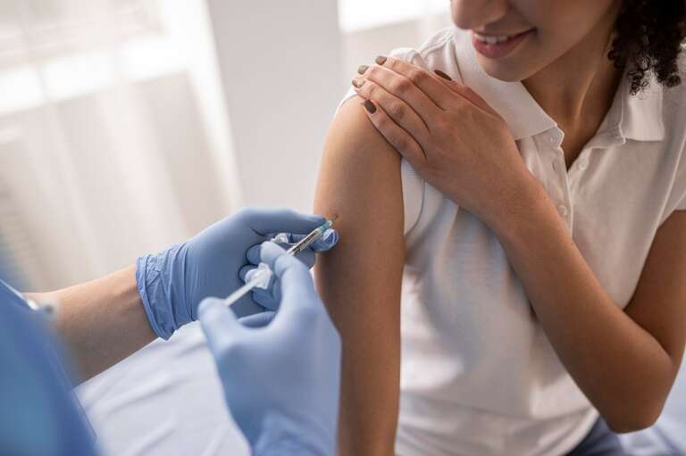 Estudo sul-africano diz que vacina da Pfizer é menos eficaz contra a ômicron