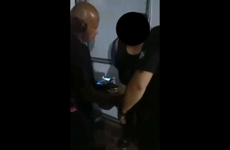 VÍDEO: suspeito é flagrado com 30 celulares enfiados na cueca em show do Gusttavo Lima
