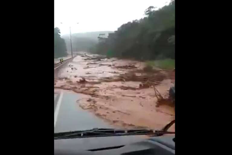 VÍDEO: assista às imagens da lama da mina Pau Branco invadindo a BR-040 em Nova Lima, Minas 