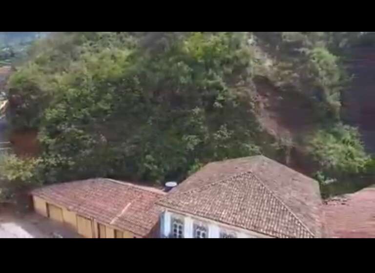 VÍDEO: Morro da Forca, em Ouro Preto, Minas, desaba e destroi casarão histórico