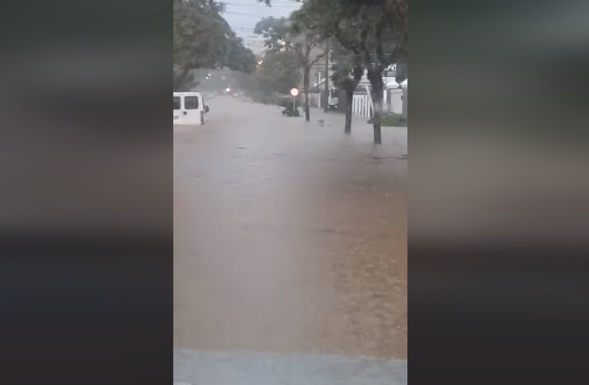 VÍDEO: moradores registram inundações em vários pontos de Curitiba neste sábado