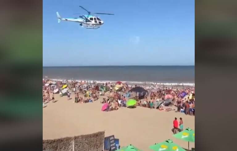 VÍDEO: helicóptero voa baixo em praia da Argentina e causa pânico nos banhistas