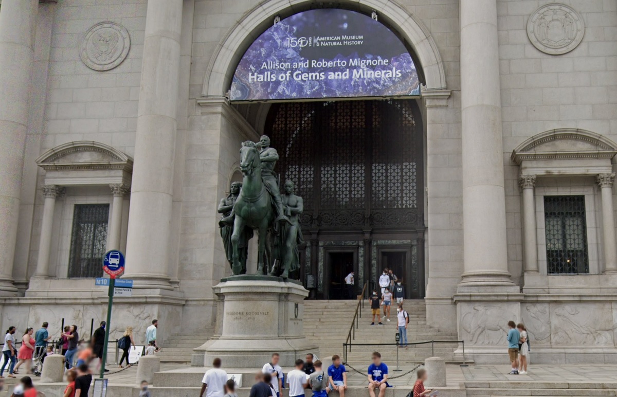 Estátua do ex-presidente dos EUA Theodore Roosevelt é considerada racista e retirada de museu em Nova Iorque