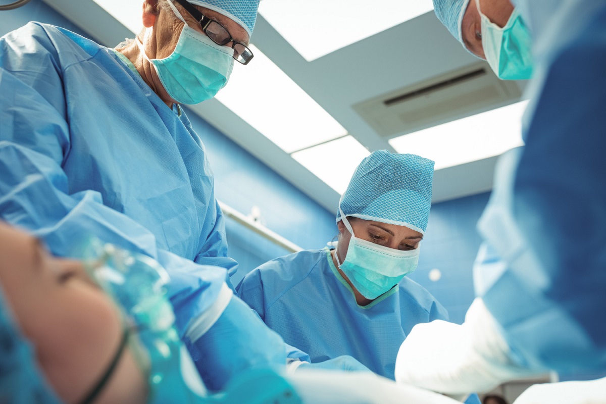Durante cirurgia, homem descobre que hérnia era útero, trompa de falópio e ovário