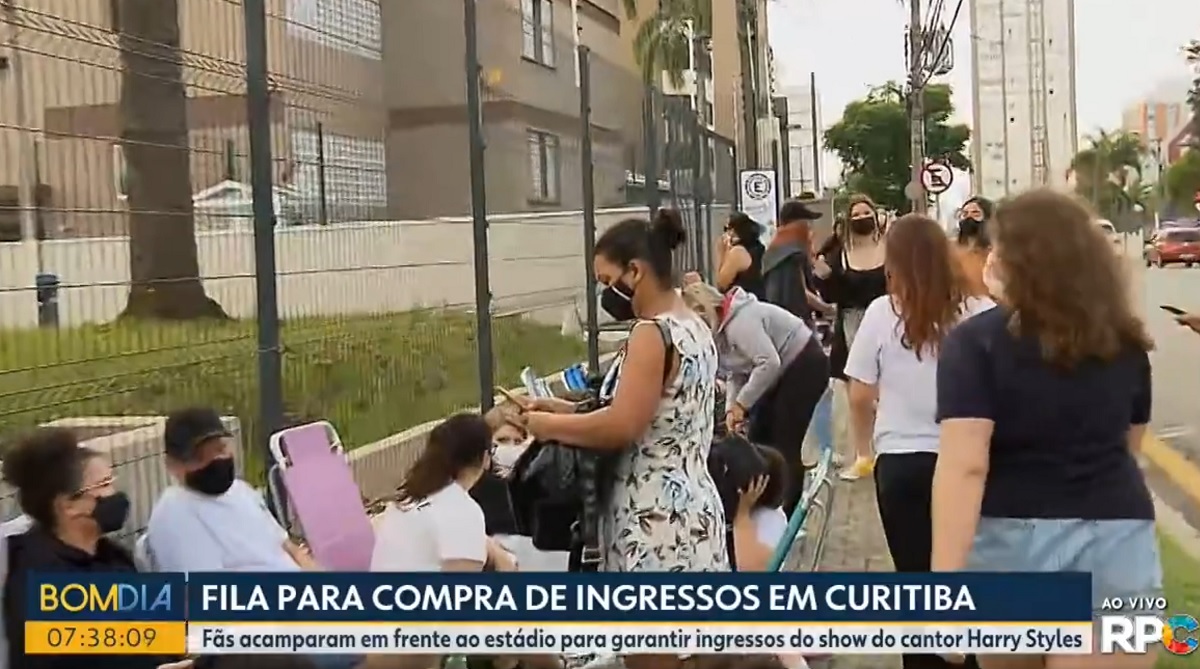 Fãs do cantor Harry Styles dormem em fila em Curitiba para garantir ingresso