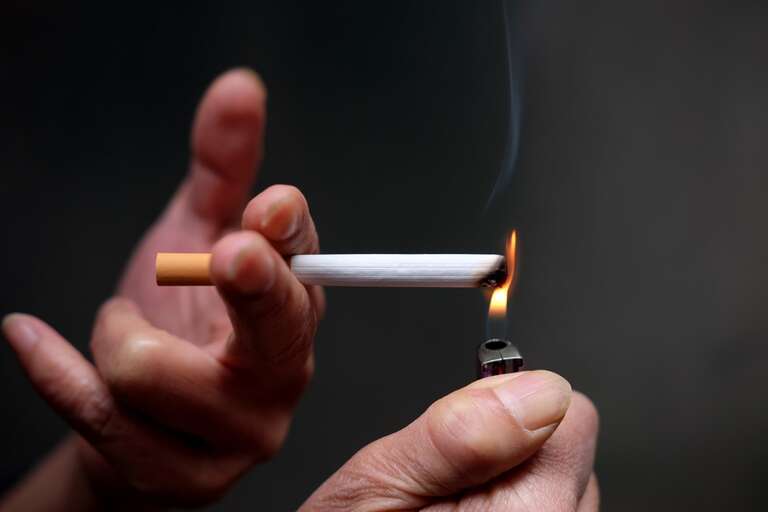 Estudo afirma que fumar deixa a pessoa menos sociável