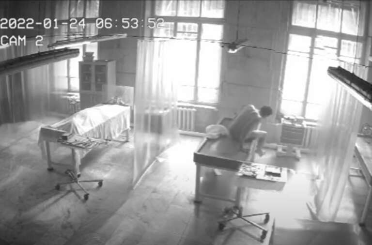 VÍDEO: cadáver "ganha vida" e levanta da mesa de autópsia em necrotério da Rússia