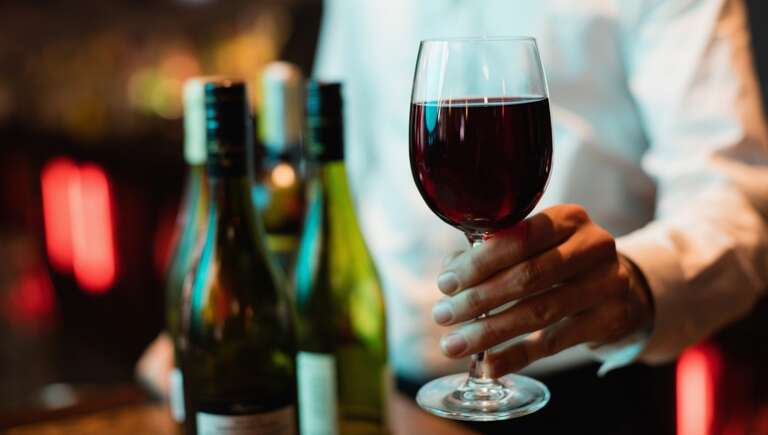 Cientistas afirmam que beber vinho e champanhe regularmente pode reduzir risco de covid-19