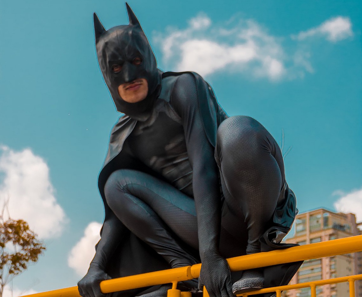 Imagine marcar encontro pelo Tinder e se deparar com o Batman?