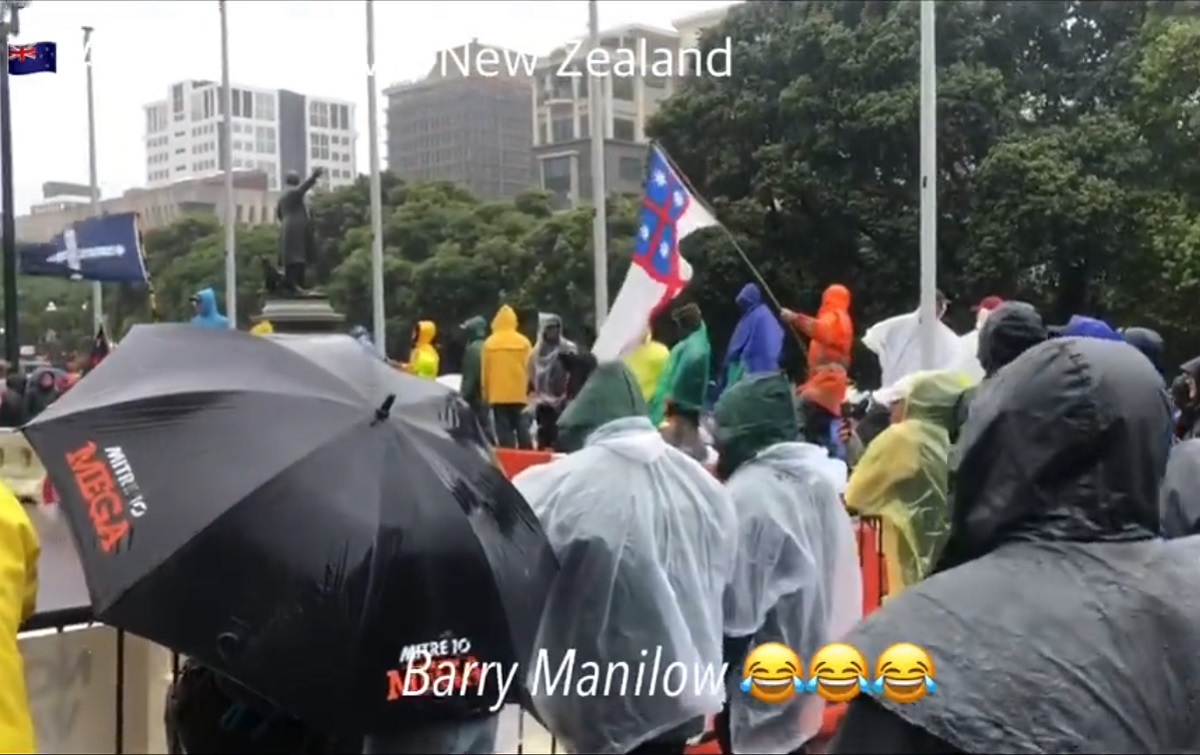 Nova Zelândia usa Barry Manilow e Macarena contra protesto antivacina