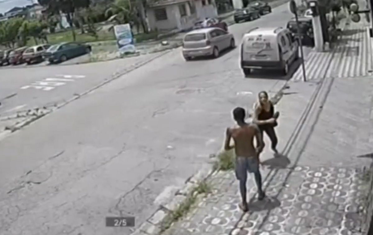 VÍDEO: mulher usa sapato para tentar impedir assalto em São Vicente, no litoral de São Paulo
