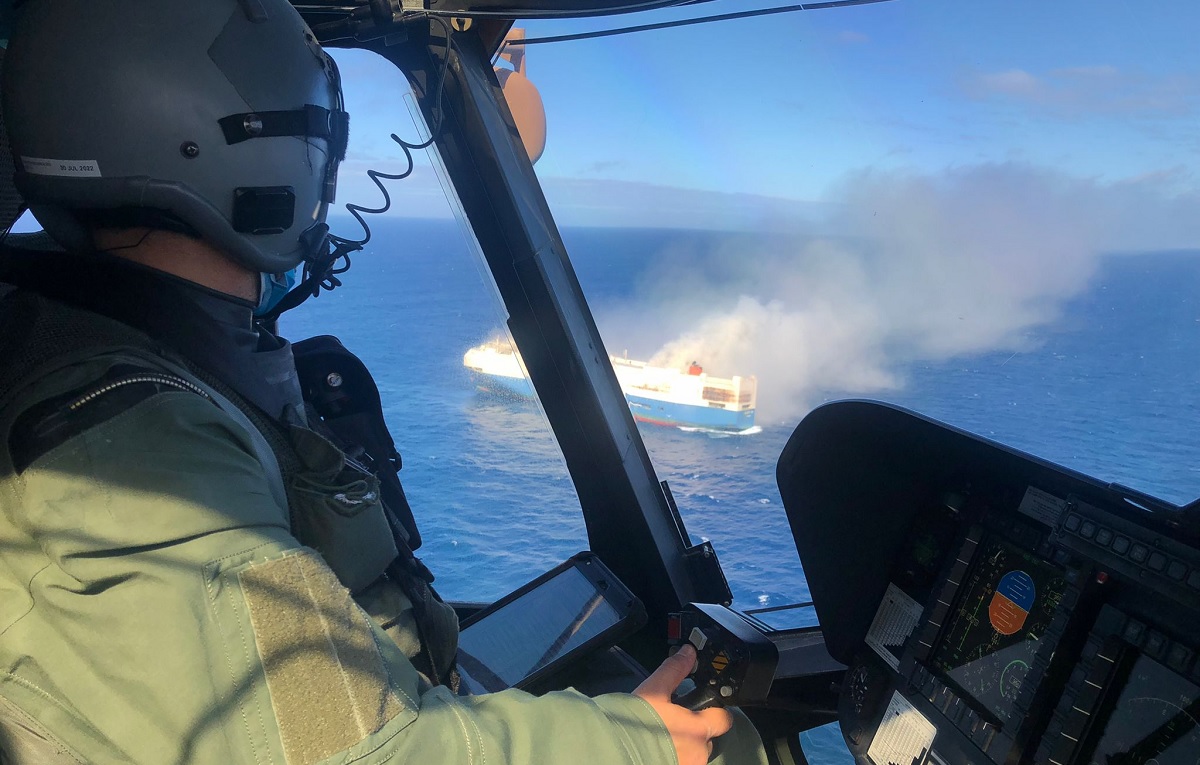 Portugal resgata 22 tripulantes de navio cargueiro que pegou fogo com carros de luxo em Açores