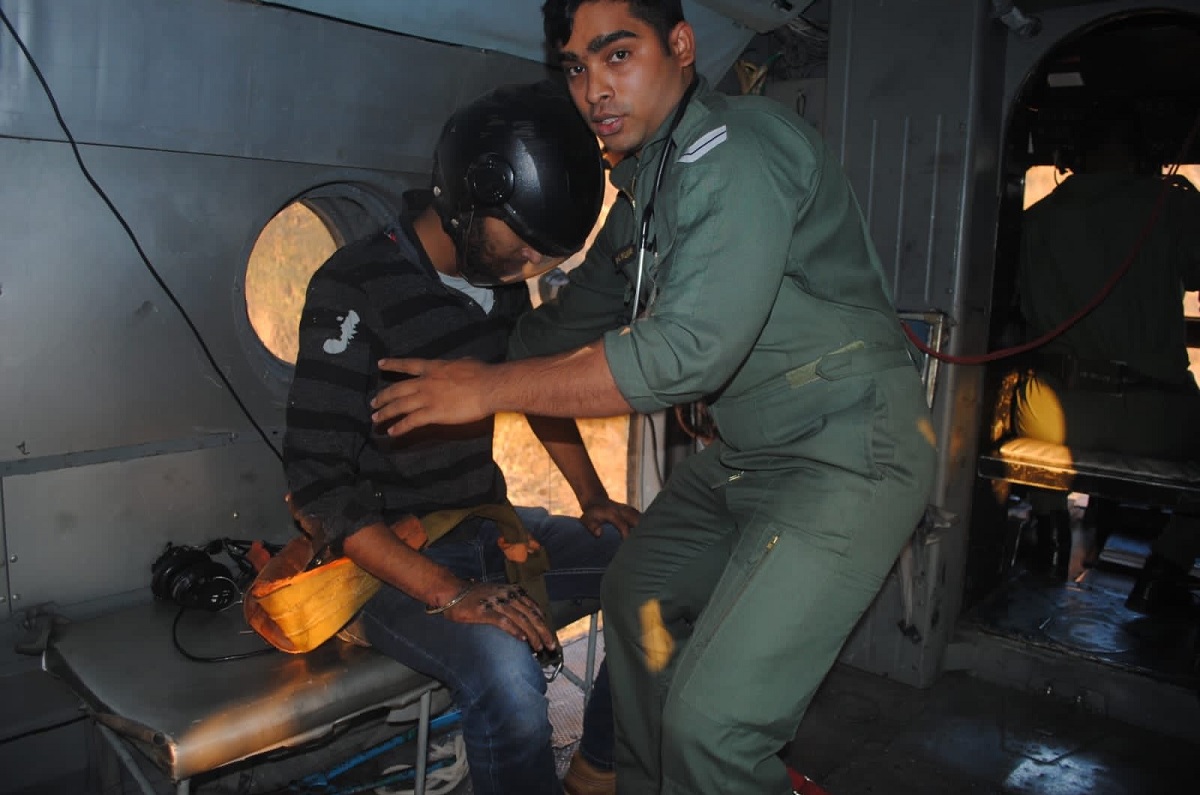 Jovem indiano cai em penhasco e é resgatado por helicóptero em manobra arriscada; veja o vídeo
