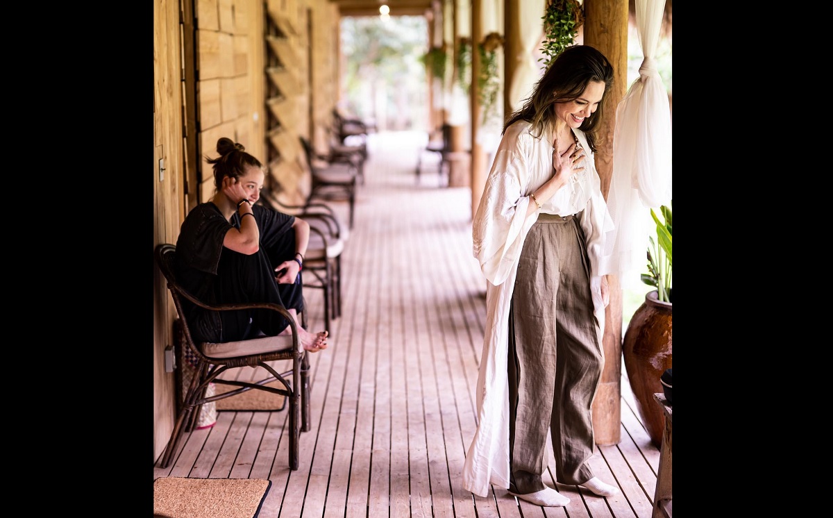 Angelina Jolie compartilha foto com a filha Shiloh, no Camboja, local de nascimento do filho mais velho, Maddox