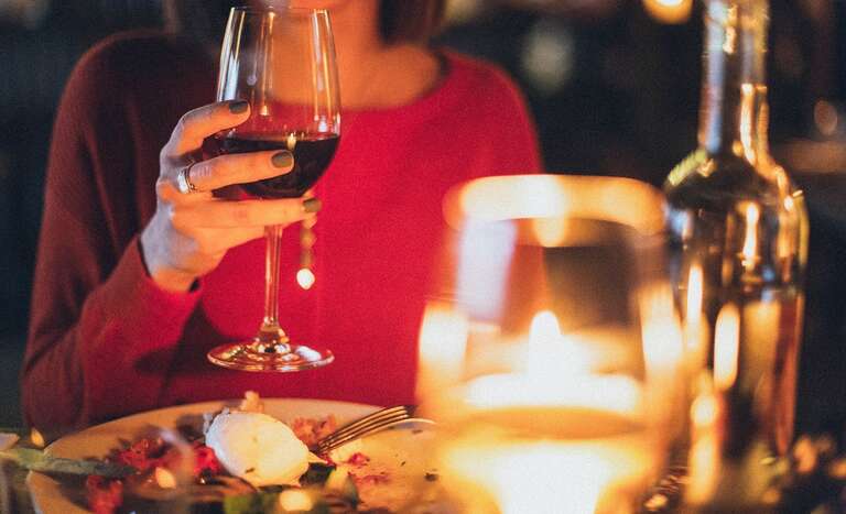 Cientistas afirmam que vinho tinto associado à refeição pode ajudar contra o diabetes