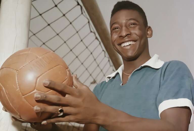 Jogador ídolo do Liverpool, Jamie Carragher, diz que Pelé é um "mito" e não fez 1.000 gols