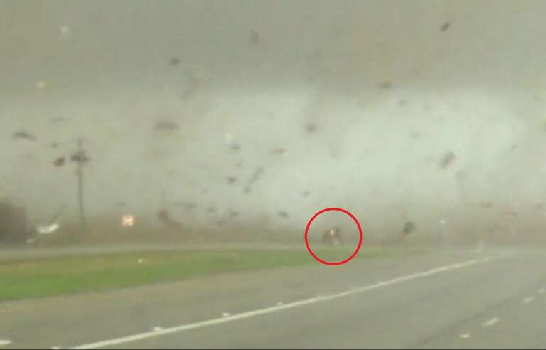 VÍDEO: nos EUA, caminhonete é girada por tornado e, ainda assim, motorista consegue fugir