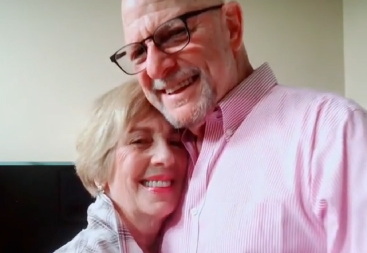 Americano lança música de amor que fez para a esposa há 64 anos