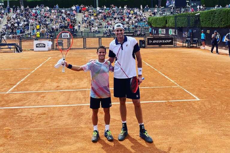 Davi e Golias? Diferença de altura entre tenistas John Isner e Diego Schwartzman surpreende a web