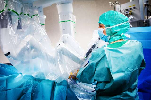Cirurgias robóticas reduzem tempo de recuperação e complicações no paciente, afirma estudo