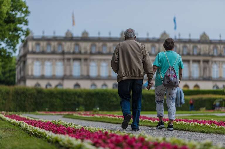 Estudo associa caminhada mais lenta do idoso ao risco de surgimento de demência