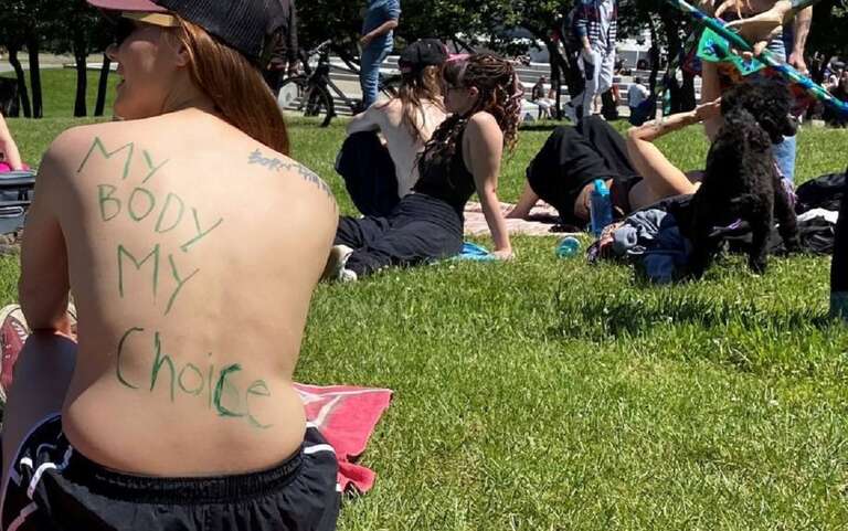 Mulheres fazem topless em protesto pela igualdade de gênero em parque de Quebec, no Canadá