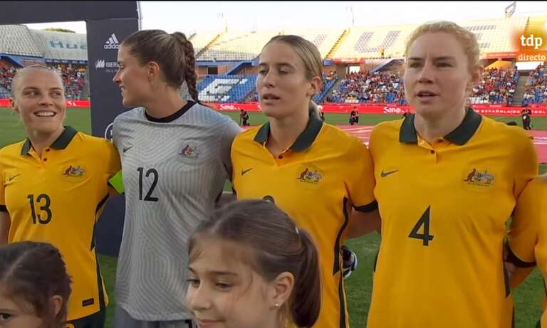 VÍDEO: seleção feminina de futebol da Austrália cai no riso com versão “natalina” do hino nacional